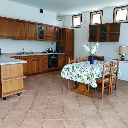 One Bedroom With Enclosed Garden And Wifi At 3 Km Away From The Appartamento