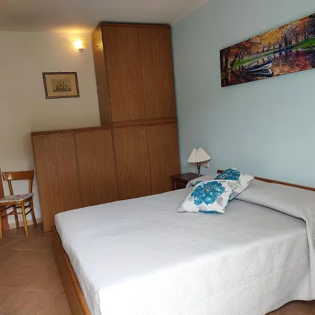 One Bedroom With Enclosed Garden And Wifi At 3 Km Away From The