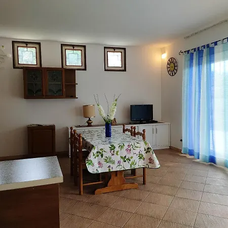 One Bedroom With Enclosed Garden And Wifi At 3 Km Away From The